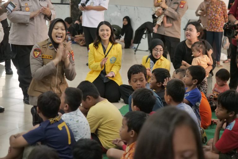 Mahasiswa UI dan Polri Gelar Trauma Healing untuk Pengungsi Banjir Jaktim