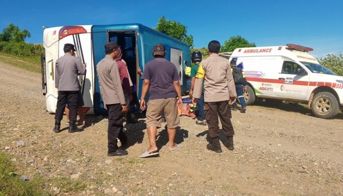 Bus Tambang Terbalik di Sumbawa, 2 Tewas dan Belasan Luka