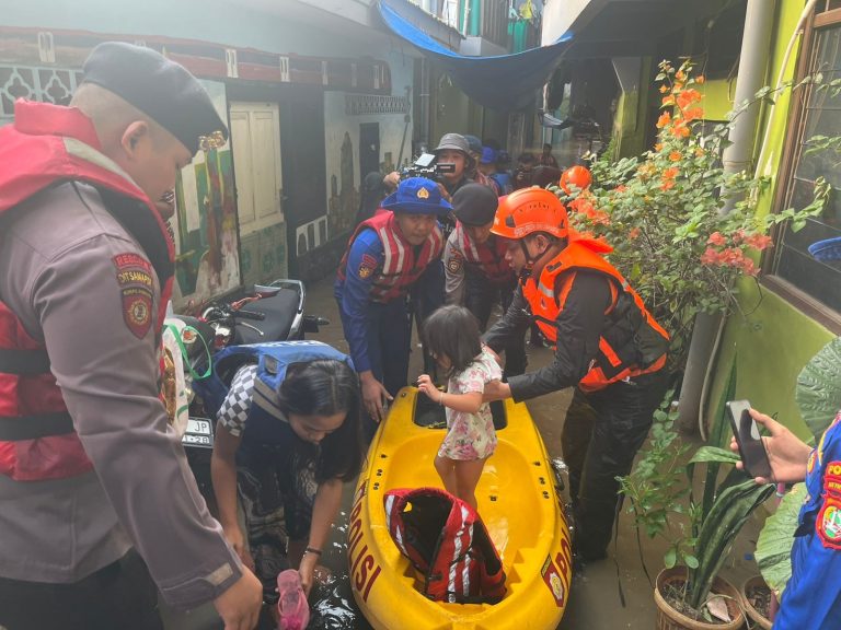 Banjir Jakarta: Polisi Evakuasi Warga, Waspada Susulan