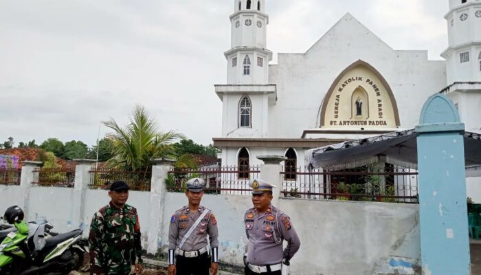 Babinsa dan Polsek Ampenan Amankan Ibadah di Gereja Katolik