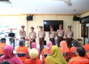 Pelukan Hangat Taruna Akpol untuk Kakek-Nenek RPLU