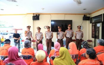 Pelukan Hangat Taruna Akpol untuk Kakek-Nenek RPLU