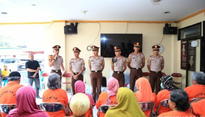 Pelukan Hangat Taruna Akpol untuk Kakek-Nenek RPLU
