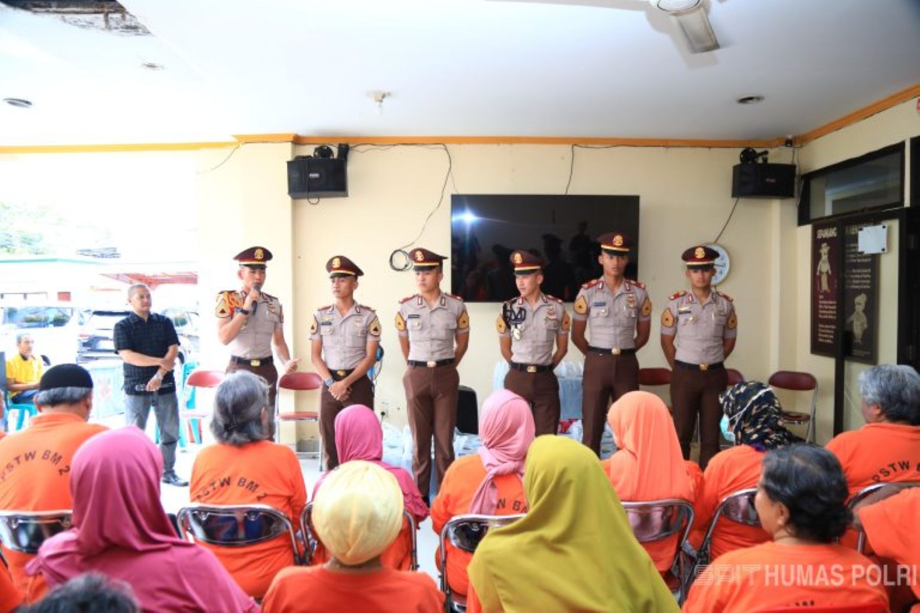 Pelukan Hangat Taruna Akpol untuk Kakek-Nenek RPLU