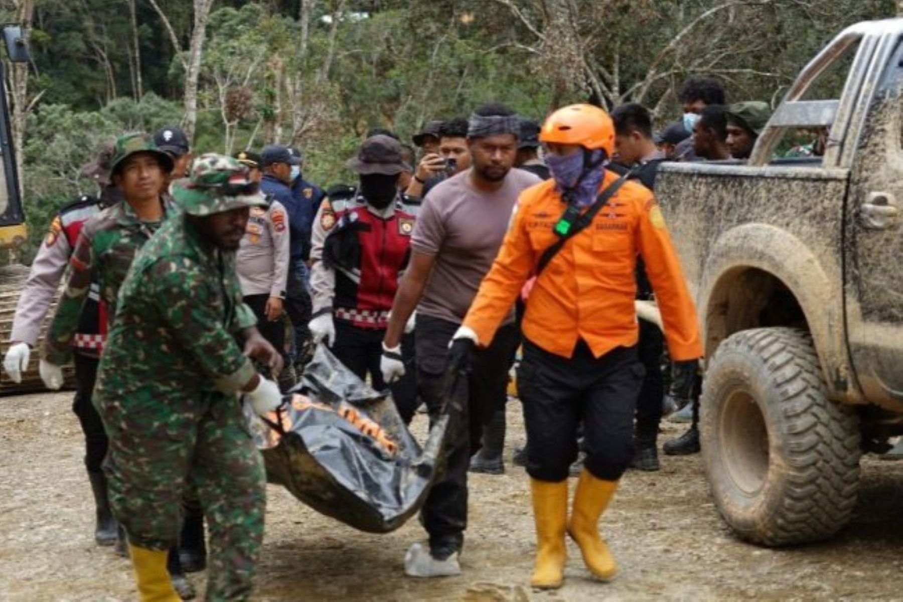 Tangis Tim Evakuasi di Pegunungan Arfak, Korban Ke-10 Ditemukan Tertimbun
