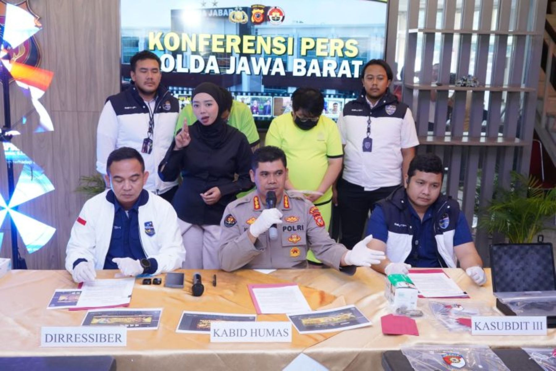 Terungkap! Markas Judi Online Internasional Terendus di Bandung