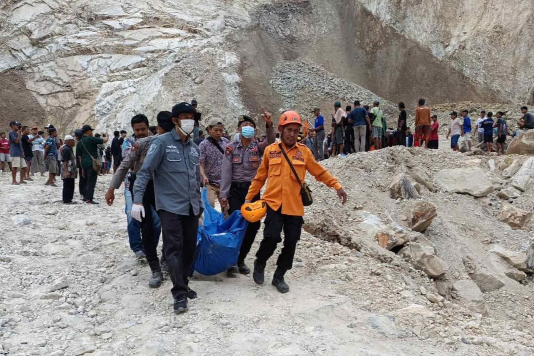 Evakuasi Longsor Tambang Cipanas Cirebon, 10 Meninggal