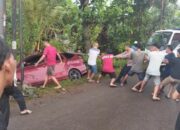 Polsek Wiradesa Sigap Evakuasi Mobil Terperosok di Pekalongan