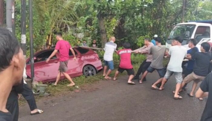 Polsek Wiradesa Sigap Evakuasi Mobil Terperosok di Pekalongan