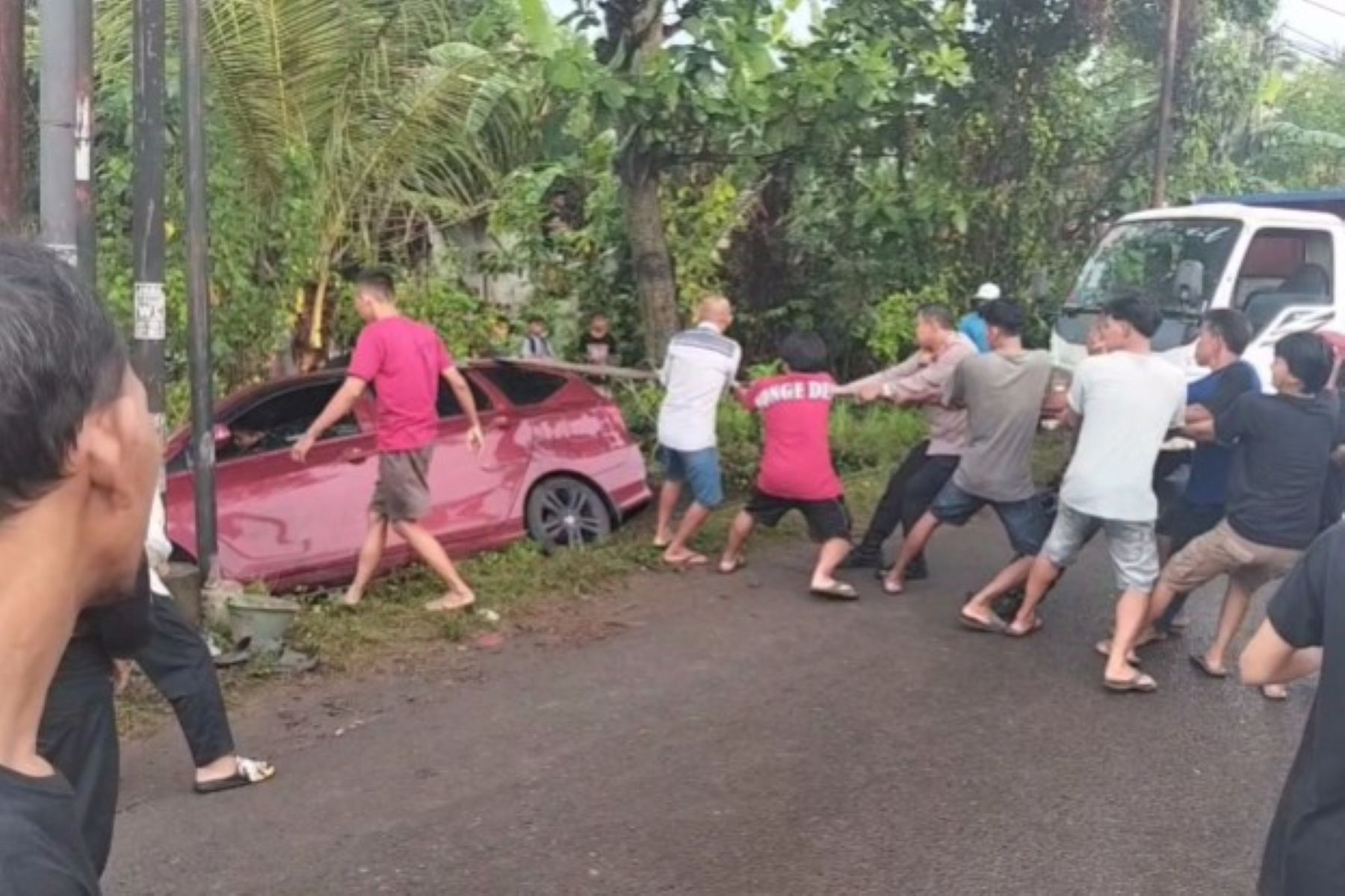 Polsek Wiradesa Sigap Evakuasi Mobil Terperosok di Pekalongan
