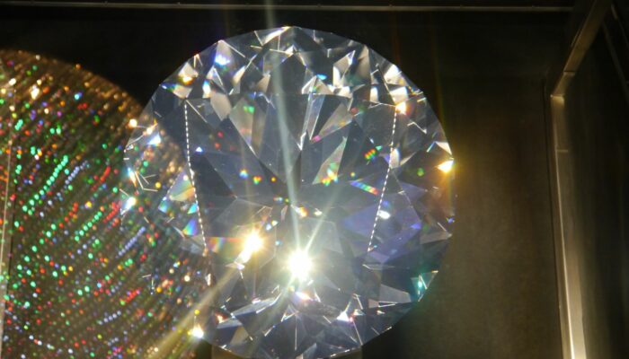 Kilau Mewah yang Merakyat, Mengungkap Pesona Abadi Kristal Swarovski