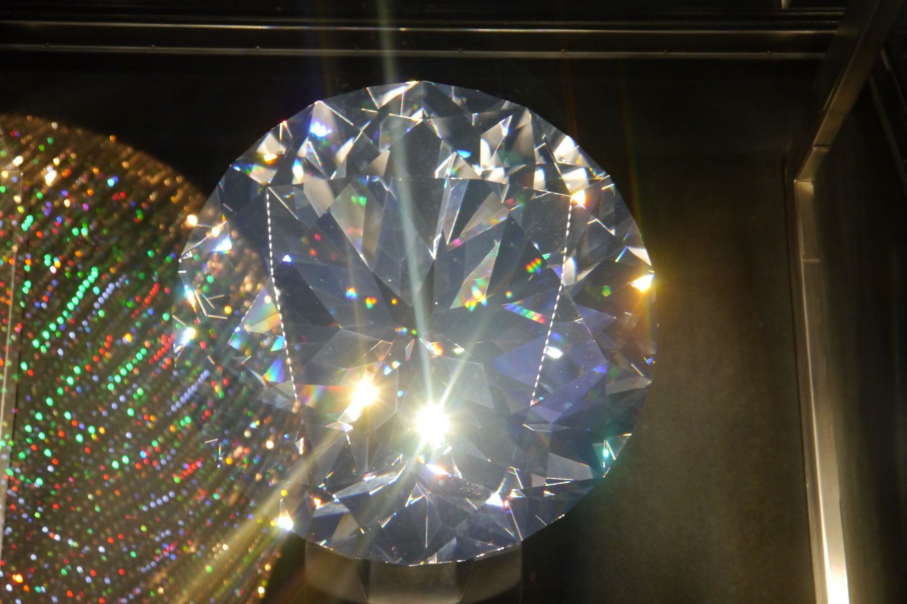 Kilau Mewah yang Merakyat, Mengungkap Pesona Abadi Kristal Swarovski