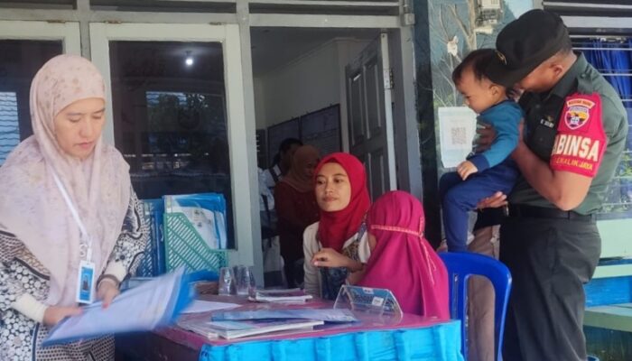 Babinsa Dampingi Posyandu Teratai II di Kekalik Jaya