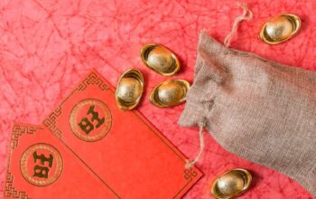 Angpao Bukan Cuma Amplop Merah, Ini Makna Rahasianya!
