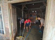 Bersama Warga, Polsek Tegowanu Bersihkan Lumpur Banjir