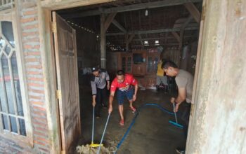 Bersama Warga, Polsek Tegowanu Bersihkan Lumpur Banjir