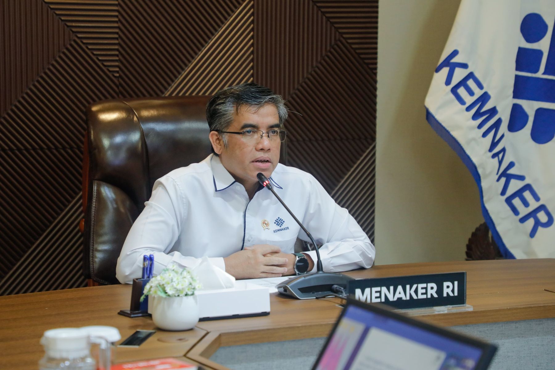 Kemnaker Larang Penahanan Dokumen Pribadi Pekerja