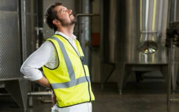 Manual Handling Bikin Cedera? Ini Cara Amannya