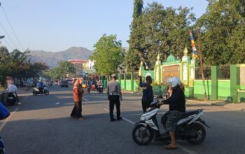 Anggota Lantas Polsek Rasanae Barat Laksanakan Rawan Pagi di Depan MTsN 1 Kota Bima