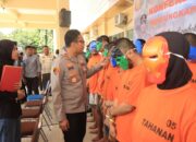 Pesan di Balik Topeng ‘Super Hero’ Para Tersangka Saat Konferensi di Polres Loteng. ‎ ‎