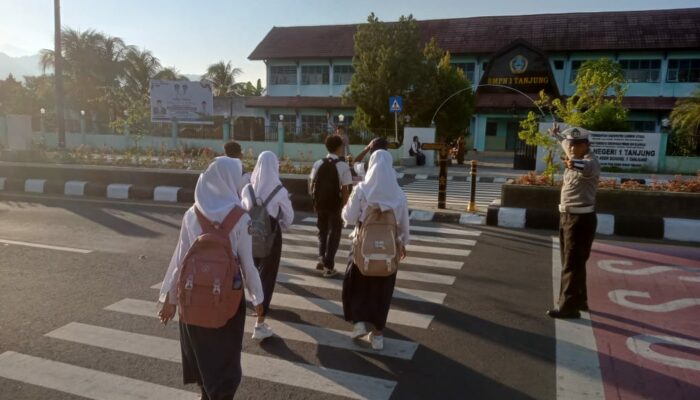 Wujudkan Tertib Berlalu Lintas, Polsek Tanjung Gelar Giat Rawan Pagi di Depan SMPN 1 Tanjung