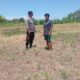 TAK HANYA JAGA KAMTIBMAS, BRIPKA WAWAN IKUT KAWAL KETAHANAN PANGAN DI LAHAN JAGUNG WARGA DUKUNG PROGRAM KETAHANAN PANGAN NASIONAL.