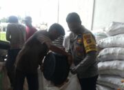 Jaga Kualitas, Polri Bantu Petani Lombok Barat Pipil Jagung