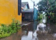 LOMBOK BARAT – Hujan lebat dengan intensitas tinggi yang melanda wilayah Kecamatan Labuapi, Kabupaten Lombok Barat, Nusa Tenggara Barat (NTB), telah memicu genangan air di sejumlah titik, khususnya di Desa Perampuan. Pihak kepolisian segera bergerak melakukan pemantauan untuk memastikan keamanan dan keselamatan warga terdampak. Kapolsek Labuapi, Polres Lombok Barat, Polda NTB, Ipda I Nyoman Rudi Santosa, memimpin langsung kegiatan monitoring dan pengecekan dampak cuaca ekstrem tersebut pada hari Selasa, 2 Desember 2025, sejak pukul 06.00 WITA. Fokus utama pengecekan adalah di beberapa dusun di Desa Perampuan yang dilaporkan terendam banjir. Genangan Air Capai Lutut di Empat Dusun Desa Perampuan Hasil pemantauan di lapangan menunjukkan bahwa genangan air cukup signifikan terjadi di beberapa dusun di Desa Perampuan. Ketinggian air diperkirakan bervariasi, mulai dari sebatas mata kaki hingga mencapai setinggi lutut orang dewasa. Kondisi ini memaksa sejumlah warga di salah satu dusun untuk mengungsi sebagai langkah antisipasi. Menurut Ipda I Nyoman Rudi Santosa, genangan air tersebut disebabkan oleh kombinasi beberapa faktor. "Tingginya intensitas hujan yang turun dalam waktu lama menjadi pemicu utama. Selain itu, wilayah Desa Perampuan ini merupakan dataran rendah. Kondisi ini diperparah dengan tidak tersedianya sistem drainase yang memadai untuk mengalirkan debit air yang berlebihan," jelasnya. Empat dusun yang terpantau mengalami genangan air adalah: Dusun Kerepet: Terpantau genangan air, dan sekitar 10 Kepala Keluarga (KK) dari Perumahan Pepabri memilih untuk mengungsi sementara di Mushola Baitussuhada. Dusun Karang Bayan: Masih terdapat genangan air namun dilaporkan sudah mulai berangsur surut. Warga di dusun ini tidak ada yang mengungsi. Dusun Kapitan: Genangan air juga terjadi dan mulai surut secara perlahan. Tidak ada laporan warga yang mengungsi dari dusun ini. Dusun Bayan Pengsong: Genangan air mulai surut, dan warga memilih untuk tetap bertahan di rumah masing-masing. Masyarakat Diimbau Tetap Waspada dan Kooperatif Meskipun genangan air masih terjadi di beberapa titik, situasi secara umum mulai terkendali seiring dengan meredanya curah hujan. Sebagian besar warga yang terdampak, kecuali belasan KK yang masih berada di pengungsian, telah kembali menjalankan aktivitasnya seperti biasa. Berdasarkan laporan terkini, tidak terdapat kerugian material yang signifikan yang dialami oleh warga terdampak. Ipda I Nyoman Rudi Santosa menekankan pentingnya kewaspadaan masyarakat, mengingat potensi cuaca ekstrem yang masih mungkin terjadi di tengah musim penghujan ini. "Kami terus memonitor perkembangan situasi di seluruh wilayah Labuapi. Kami mengimbau kepada seluruh masyarakat, terutama yang tinggal di daerah rawan banjir, untuk selalu waspada dan memantau informasi cuaca dari pihak berwenang. Segera laporkan kepada perangkat desa atau Bhabinkamtibmas setempat jika terjadi peningkatan debit air yang mengkhawatirkan," ujar Ipda I Nyoman Rudi Santosa. Langkah Penanganan dan Antisipasi Lebih Lanjut Pihak kepolisian sektor Labuapi, bersama dengan tim gabungan dari unsur TNI, Pemerintah Desa, dan Badan Penanggulangan Bencana Daerah (BPBD) Lombok Barat, telah berkoordinasi erat untuk penanganan dan antisipasi bencana. Koordinasi ini mencakup penyediaan lokasi pengungsian sementara, pemeriksaan kondisi kesehatan warga terdampak, serta langkah-langkah mitigasi jangka panjang terkait sistem drainase. Fenomena banjir yang berulang di wilayah dataran rendah Labuapi, khususnya Desa Perampuan, menunjukkan perlunya solusi permanen terkait tata kelola air dan tata ruang. Pembangunan infrastruktur penanggulangan banjir yang berkelanjutan, seperti normalisasi sungai dan pembangunan drainase yang terintegrasi, sangat krusial untuk mencegah terulangnya kejadian serupa di masa mendatang. "Kehadiran kami di lokasi adalah bentuk komitmen Polri untuk selalu hadir di tengah masyarakat. Kami akan terus bekerja sama dengan semua pihak terkait agar dampak bencana cuaca ekstrem dapat diminimalisir. Yang terpenting, keselamatan warga adalah prioritas utama kami," tutup Ipda I Nyoman Rudi Santosa. Pemerintah Daerah juga diharapkan dapat mengambil langkah cepat dalam penataan infrastruktur lingkungan, terutama di wilayah yang padat penduduk dan sering tergenang, guna memastikan Labuapi dapat lebih tangguh menghadapi ancaman bencana hidrometeorologi.