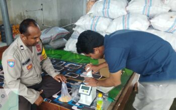 Polri Dampingi Bulog Cek Mutu 3 Ton Jagung Petani di Gerung Lombok Barat