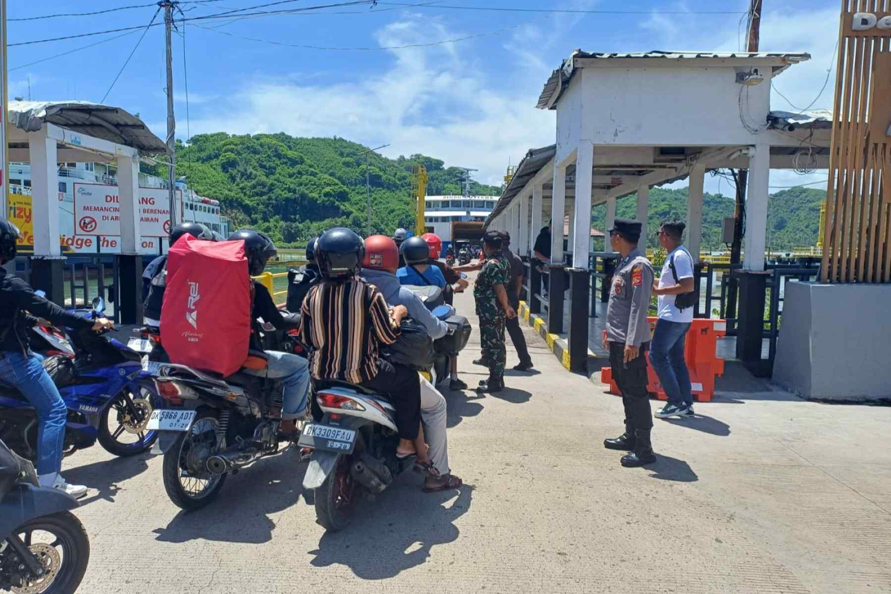 Antisipasi Kerawanan Nataru: Polsek Lembar Cek Dokumen Kendaraan Kapal