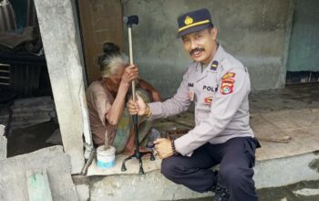 Polres Lombok Barat Salurkan Bantuan Tongkat di Desa Jakem