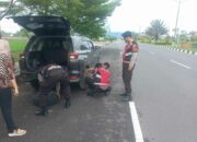 Aksi Humanis Sat Samapta Polres Lobar Bantu Warga Ganti Ban di By Pass BIL II