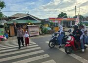 Cegah Kemacetan Pagi Hari, Polsek Rasanae Timur Laksanakan Pengaturan Lalu Lintas