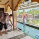 Sambut Ramadan, Bhabinkamtibmas Kalimantong Gotong Royong Bersama Warga di Masjid Darussalam