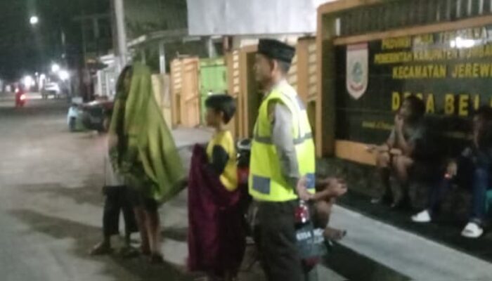 Bhabinkamtibmas Desa Belo Amankan Lalin Tarawih di Masjid Nurul Ihsan Jereweh
