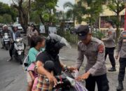 Biddokkes Polda NTB Bagi Takjil untuk Ojol dan Pengendara