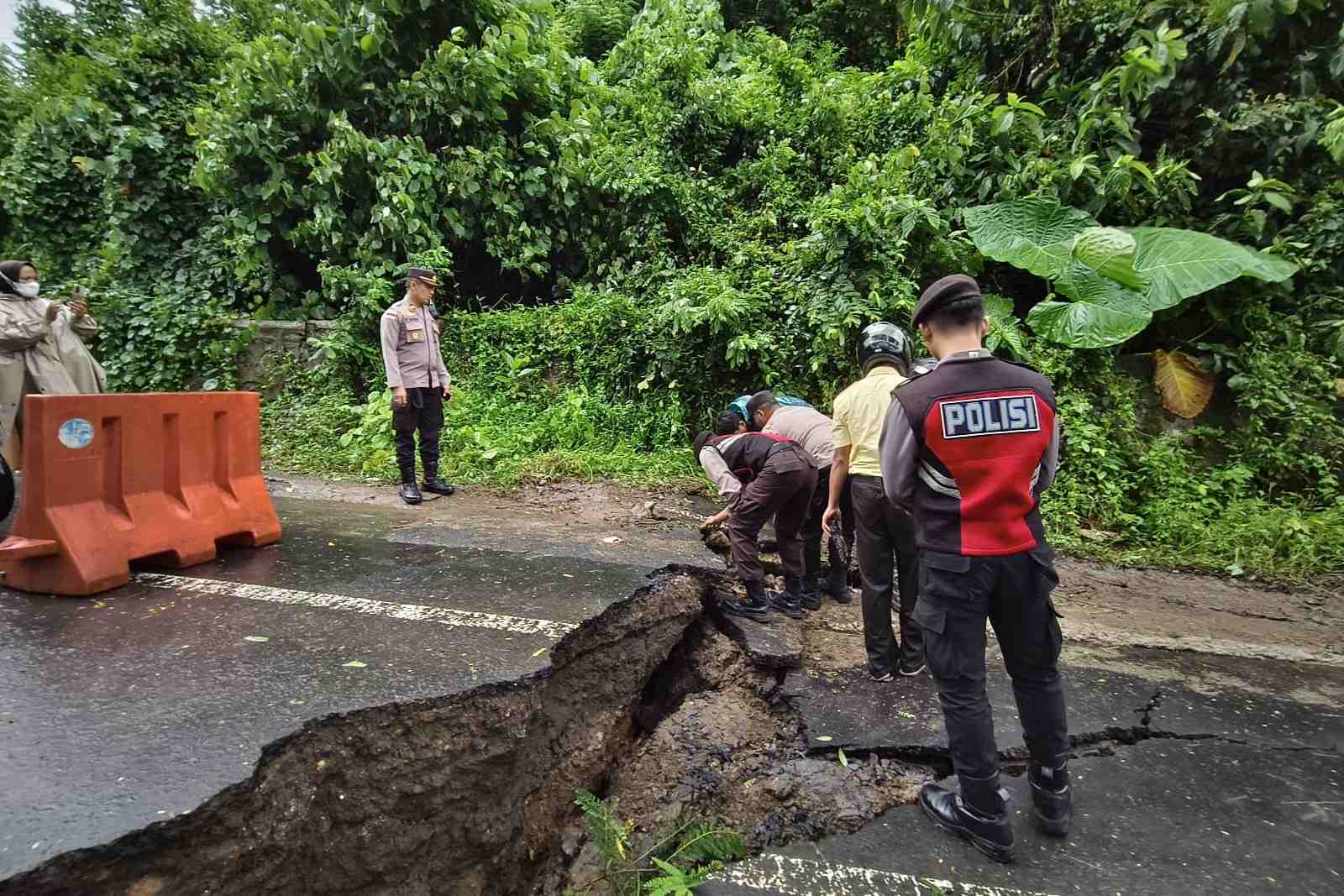 Jalan amblas, Sekotong Lombok Barat, Cuaca ekstrem NTB, Polsek Sekotong, Desa Buwun Mas, Jalur alternatif Sekotong, Berita Lombok Barat