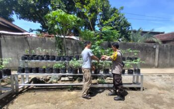 Bhabinkamtibmas Dampingi Warga Desa Bengkel Kelola Lahan Produktif