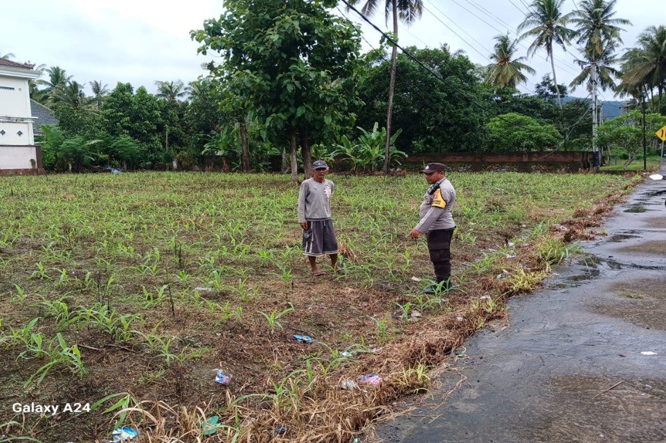 Cara Polsek Gerung Motivasi Petani di Lombok Barat