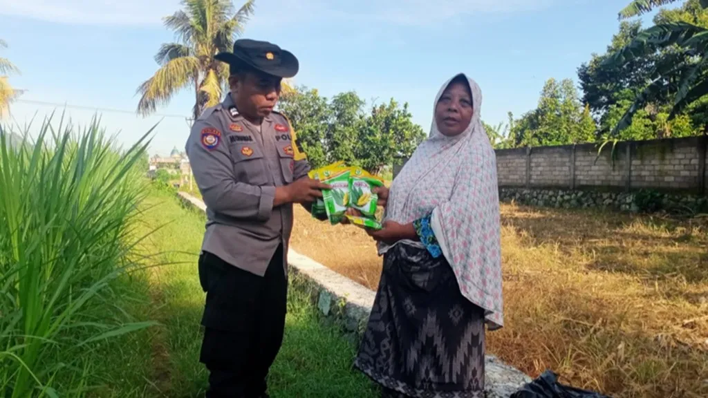 Polsek Labuapi Distribusikan Benih untuk Ketahanan Pangan Desa