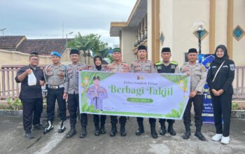 Polres Lombok Timur Rutin Bagi Takjil, Pererat Hubungan dengan Masyarakat