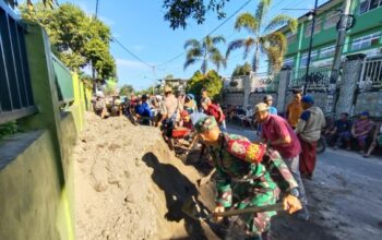 Kekompakan Warga dan Babinsa Percantik Area Pemakaman Dusun