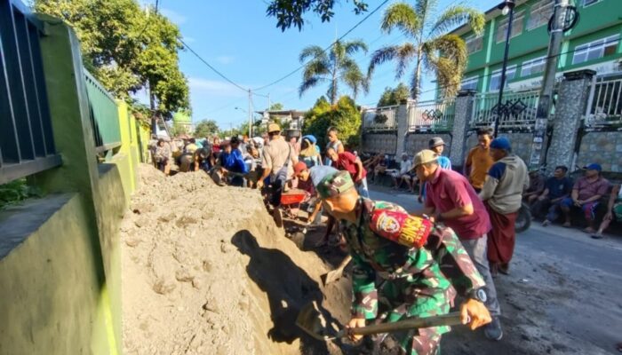Kekompakan Warga dan Babinsa Percantik Area Pemakaman Dusun