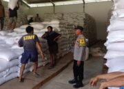 Kawal Ketat Hasil Panen Petani, Bhabinkamtibmas Desa Kebon Ayu Dampingi Distribusi Jagung ke Bulog