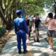 Aksi Humanis Polisi di Pantai Senggigi: Edukasi Kebersihan Sambil Jaga Keselamatan Anak