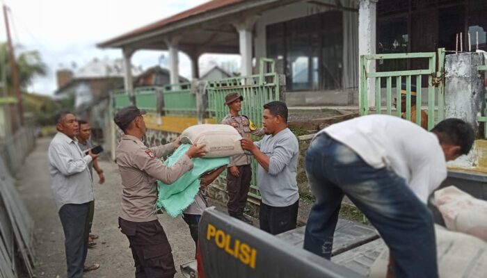 “Polisi Peduli” Memakmurkan Tempat Ibadah Unit Binmas Polsek Donggo Salurkan Bantuan Semen Untuk Renovasi Masjid