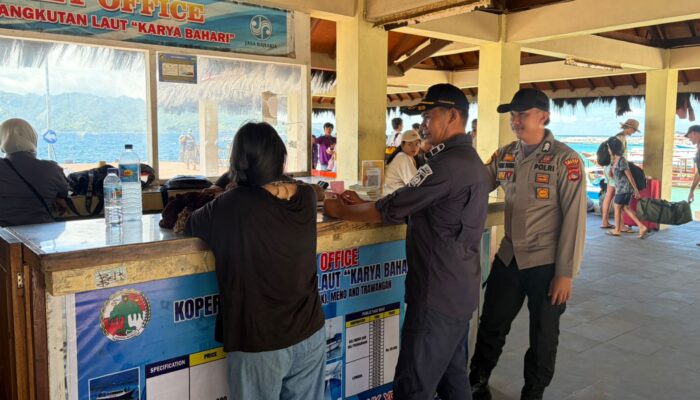Patroli Dialogis di Dermaga Gili Air, Personel Pos Gili Air Imbau Kamtibmas dan Monitoring Bongkar Muat Barang