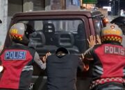 Aksi Humanis Polres Lobar, Bantu Dorong Mobil Mogok Saat Patroli