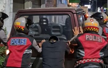 Aksi Humanis Polres Lobar, Bantu Dorong Mobil Mogok Saat Patroli