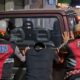 Aksi Humanis Polres Lobar, Bantu Dorong Mobil Mogok Saat Patroli